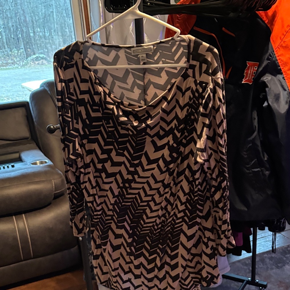 Dana Buchman Black and Cream Chevron Blouse